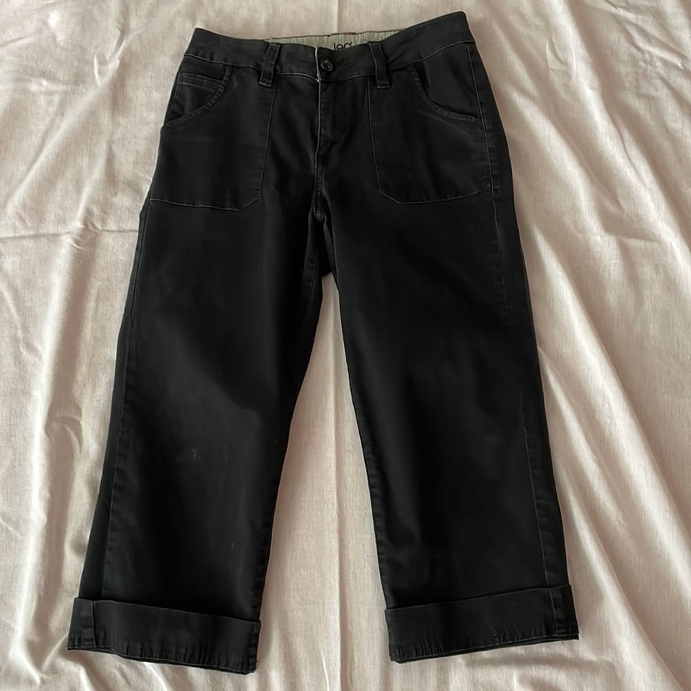 Jag black capri’s stretch size 8. 5 pocket, 21.25” inseam, cotton
